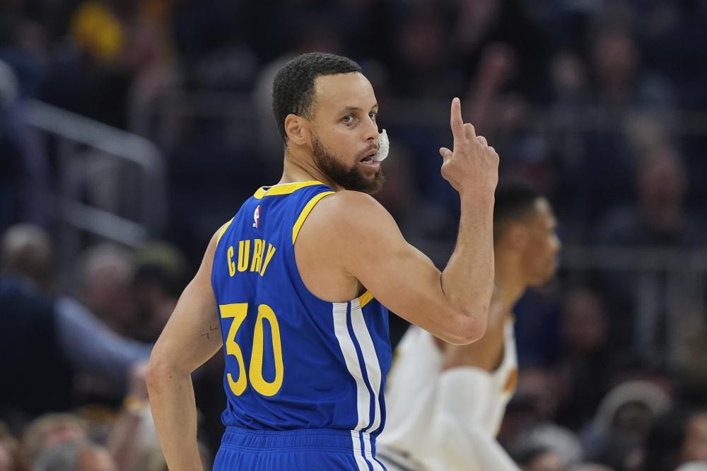 詹姆斯：我看到卢卡的出手有点短了 我就想及时把球点进去